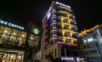 Busan Songjeong Sloth - Housity