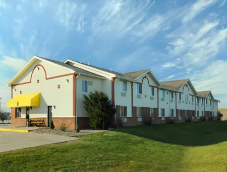 Super 8 by Wyndham Pontiac Отели в г. Понтиак