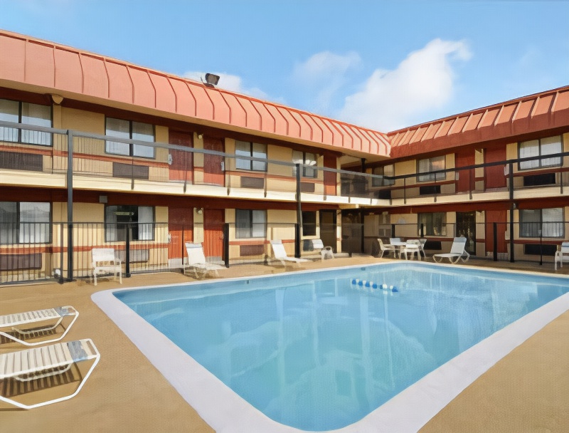 Super 8 by Wyndham Tulsa