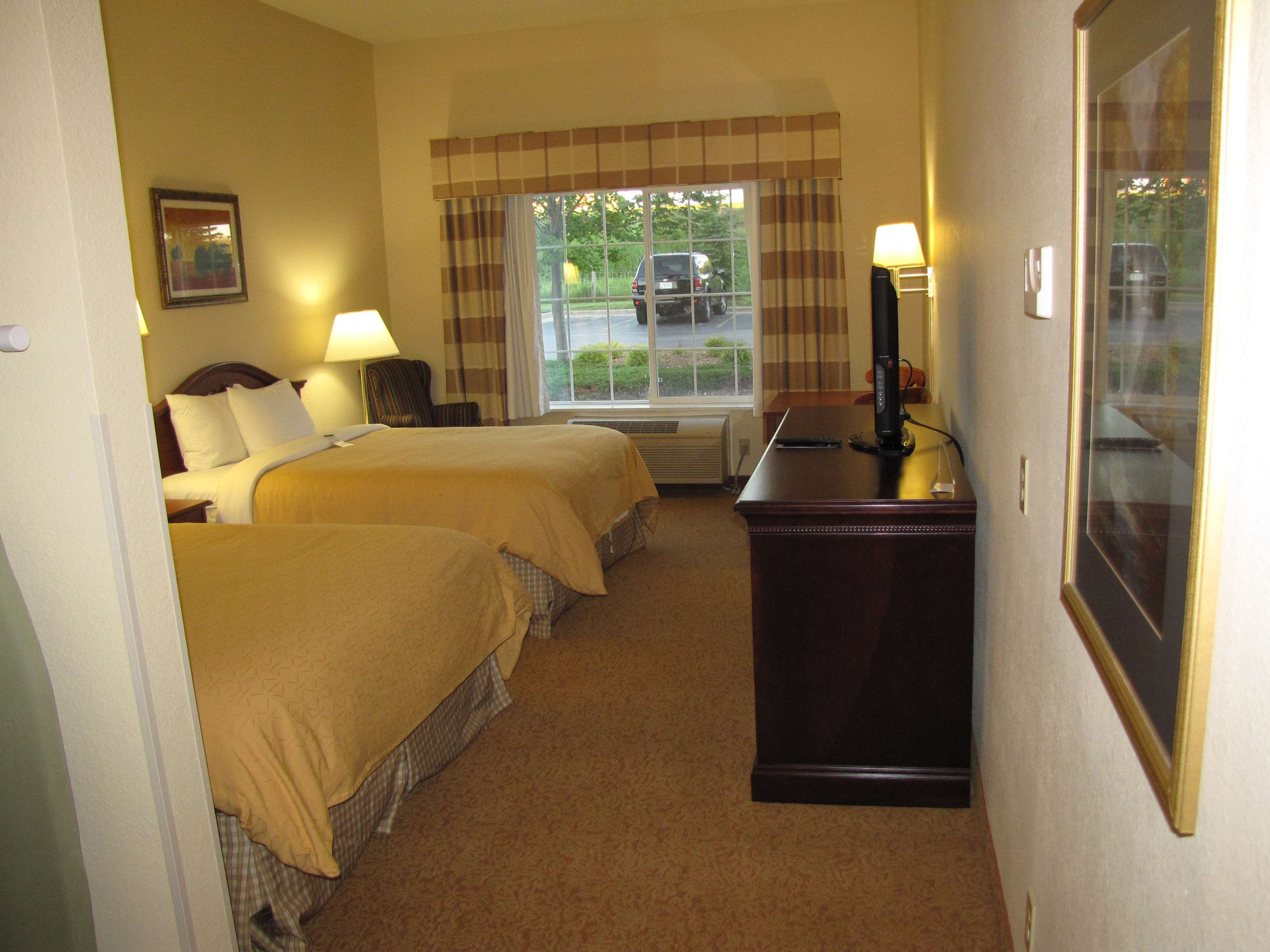 Country Inn & Suites by Radisson, West Bend, WI