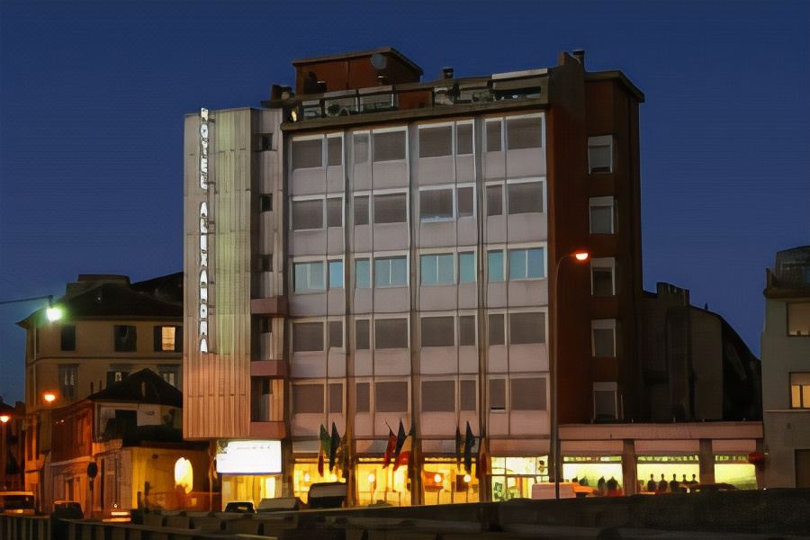 1. Hotel Al..