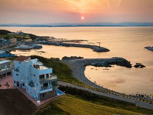 Pohang Beached Whale Pool Villa