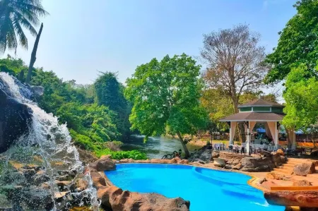 Nana Resort Kaengkrachan Отели рядом с достопримечательностью «Kaeng Krachan Dam Electric»