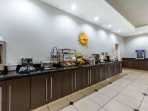 La Quinta Inn & Suites by Wyndham Orange Hotels in Orange