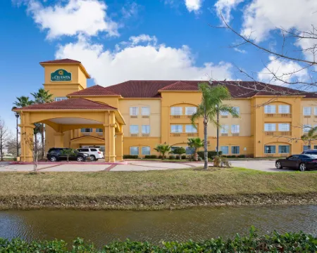 La Quinta Inn & Suites by Wyndham Pearland - Houston South Hotels in Pearland