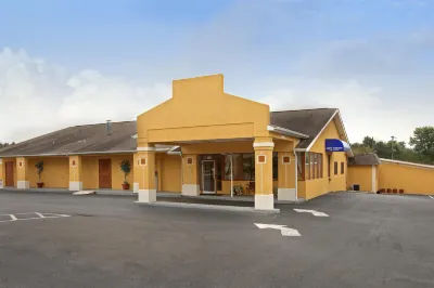 Governors Inn Shelby Hotels near Strings Attached