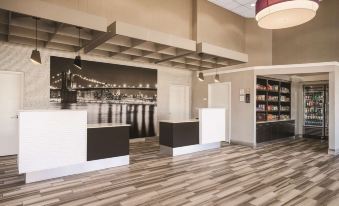 La Quinta Inn & Suites by Wyndham Clifton/Rutherford