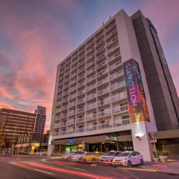 Hotel Arts Отели рядом с достопримечательностью «Родео-фестиваль Калгари-Стампид»