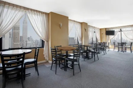 The New Yorker Hotel by Lotte Hotels Отели рядом с достопримечательностью «Колледж Мерси»