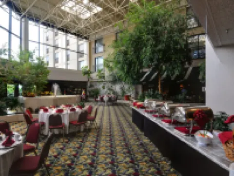 โรงแรมเบสท์เวสเทิร์น รอยัลพลาซ่า แอนด์เทรดเซ็นเตอร์ โรงแรมในมาร์ลเบรอ