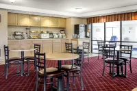 Super 8 by Wyndham Chambersburg I-81 - parking