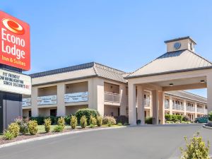 Econo Lodge Inn & Suites East