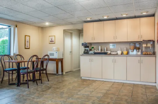 Econo Lodge Dewitt I-90