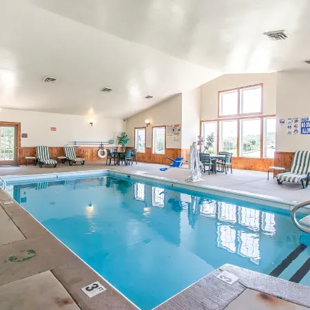 Econo Lodge Inn & Suites