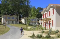 Vacancéole - le Domaine du Golf d'Albret Hotels in Damazan