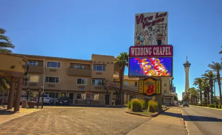 Super 8 by Wyndham Las Vegas North Strip/Fremont St. Area Отели рядом с достопримечательностью «Центр Конвенции Лас-Вегаса»