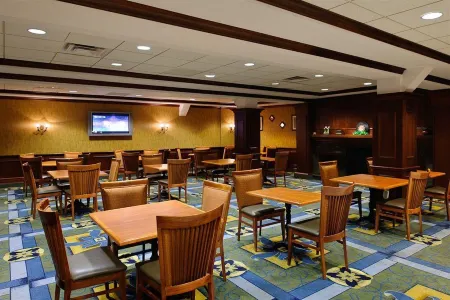 Hampton Inn Long Island-Brookhaven Отели рядом с достопримечательностью «Поквотт Бич Фронт»