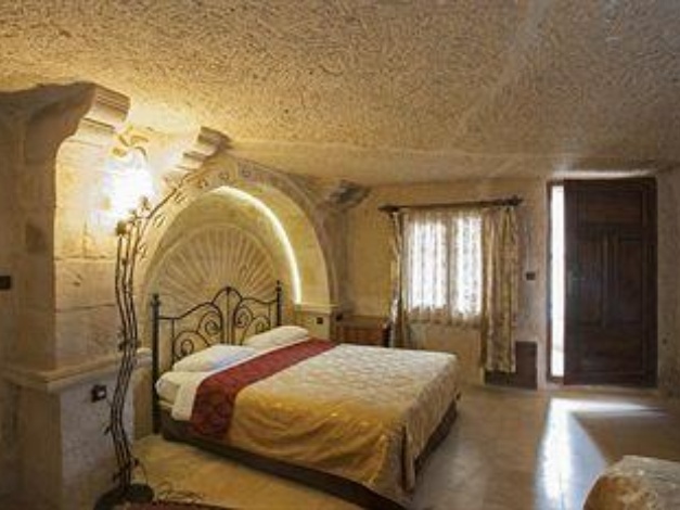 Holiday Cave Hotel