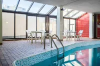 Econo Lodge by the Falls - ที่มีสระว่ายน้ำ