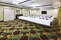 لا كينتا إن آند سويتس باي ويندام ماكيني فنادق في ماككيني