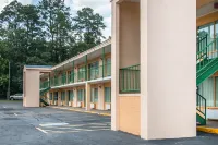 Quality Inn Hinesville - Fort Stewart Area, Kitchenette Rooms - Pool - Guest Laundry Hoteles en Hinesville