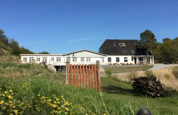 納斯戴爾巴德酒店