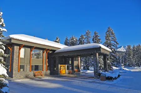 Mountaineer Lodge Отели в г. Improvement District No. 9