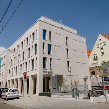 Motel One Stuttgart-Bad Cannstatt Отели рядом с достопримечательностью «Парк Неккар»