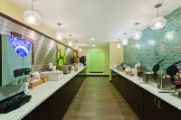 La Quinta Inn & Suites by Wyndham Artesia - breakfast