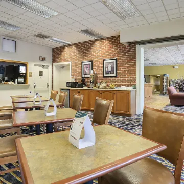Days Inn & Suites by Wyndham Lancaster Amish Country Отели в г. Ланкастер