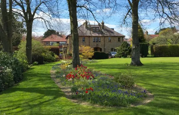 韋斯特阿克公寓