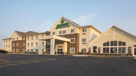 Grandstay Hotel & Suites Mount Horeb - Madison Отели рядом с достопримечательностью «Блу Маунд Стейт Парк - Запад Обзервейшен Тауэр»