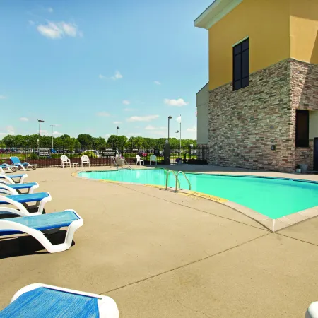 La Quinta Inn & Suites by Wyndham Detroit Metro Airport