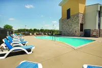 La Quinta Inn & Suites by Wyndham Detroit Metro Airport - Family