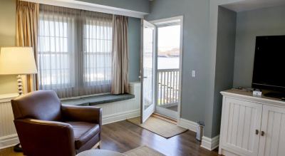 King Suite with Sofa Bed Watkins Glen Harbor Hotel Photo