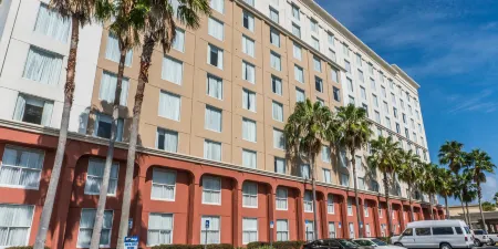 Holiday Inn & Suites Across From Universal Orlando, an IHG Hotel