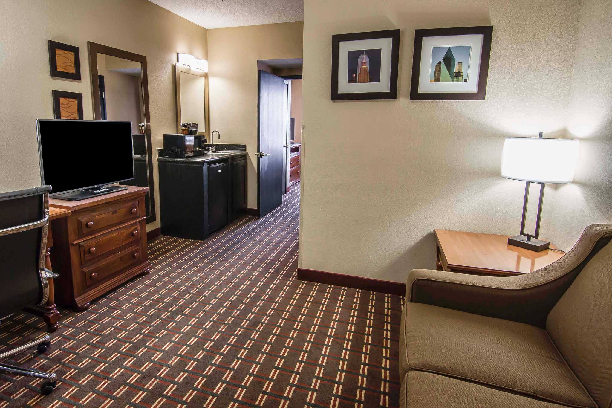 Quality Inn & Suites I-35 E/Walnut Hill