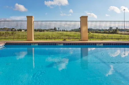 La Quinta Inn & Suites by Wyndham Canton MS Отели в г. Кантон