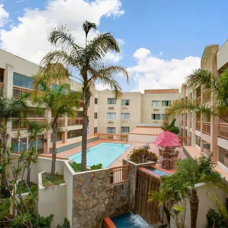 Ramada by Wyndham Hawthorne LAX / LA Stadium