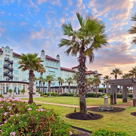 Grand Galvez Resort, Autograph Collection Отели рядом с достопримечательностью «Ист-Бич»