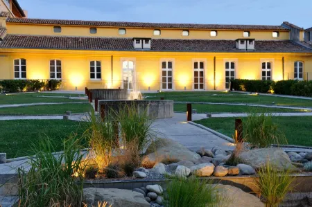 Aquabella Hôtel & Spa Отели рядом с достопримечательностью «la Bastide du Jas de Bouffan»