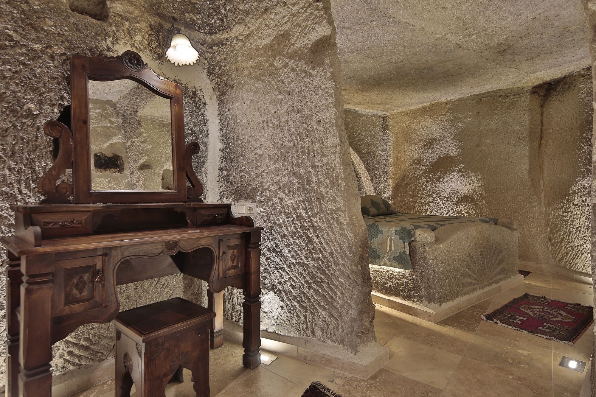 Shoestring Cave House