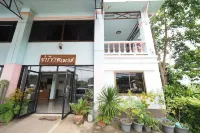 Parichart Place Отели рядом с достопримечательностью «Wat Si Mongkol»