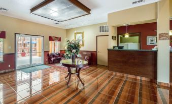 Econo Lodge Inn & Suites
