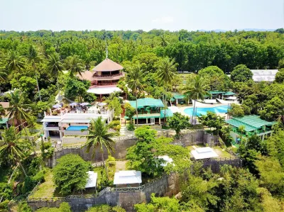 Noni's Resort