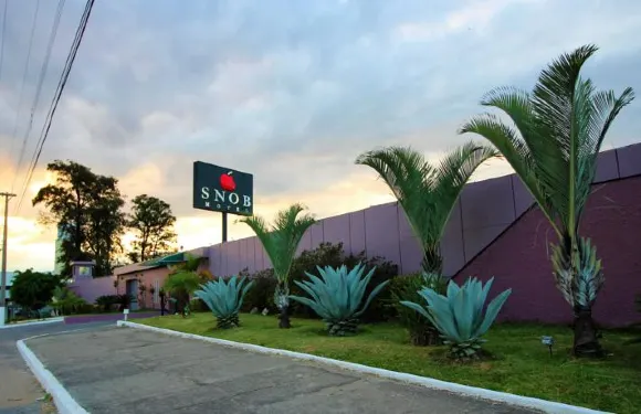 斯諾布汽車旅館（限成人）