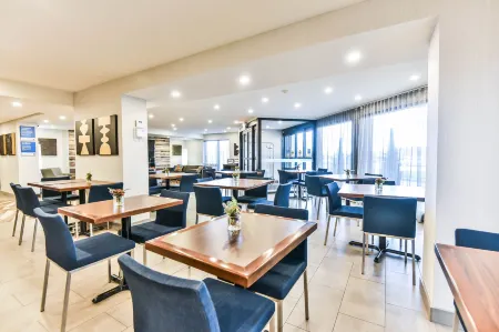 Comfort Inn Montreal Aeroport Отели в г. Пуэнт-Клер