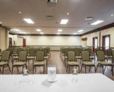 Econo Lodge Inn & Suites - Parking
