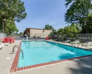 Economy Inn - Parking