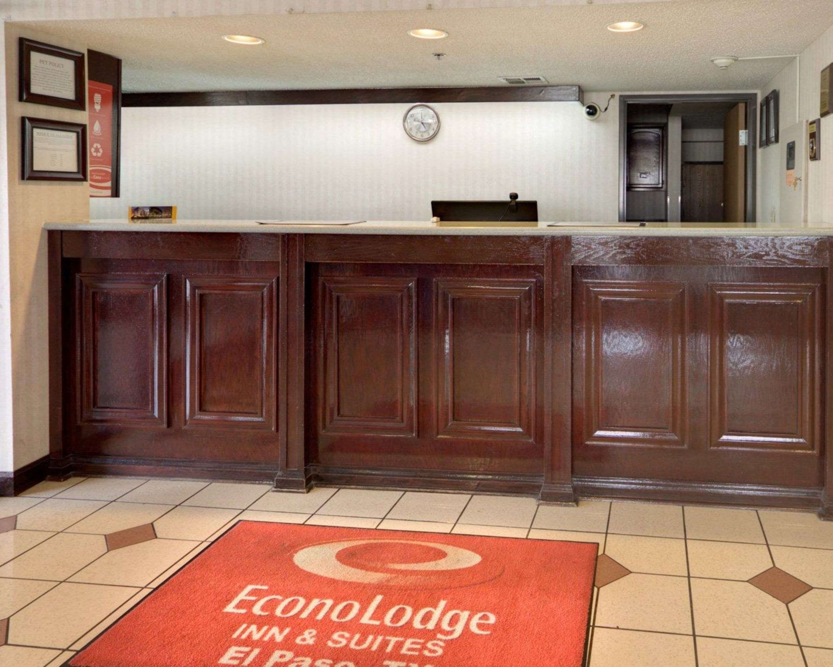 Econo Lodge Inn & Suites